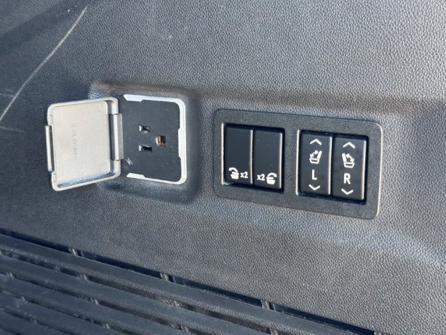 Used 2022 GMC Yukon XL Denali RWD image 27