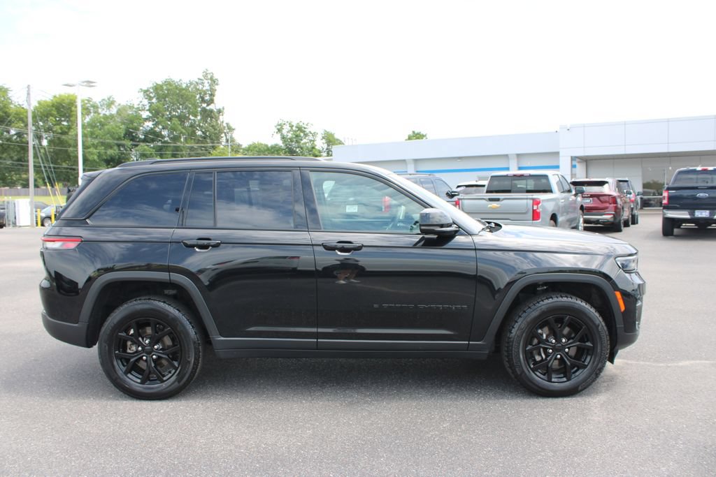 Used 2024 Jeep Grand Cherokee Altitude AWD/4WD image 11
