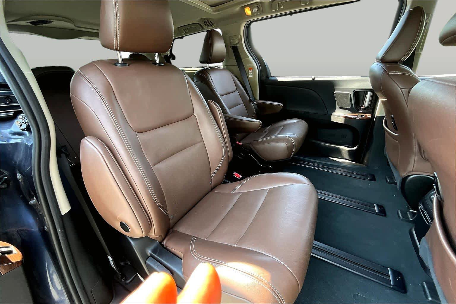 Used 2019 Toyota Sienna Limited Premium w/ Carpet Mat Package AWD/4WD image 21