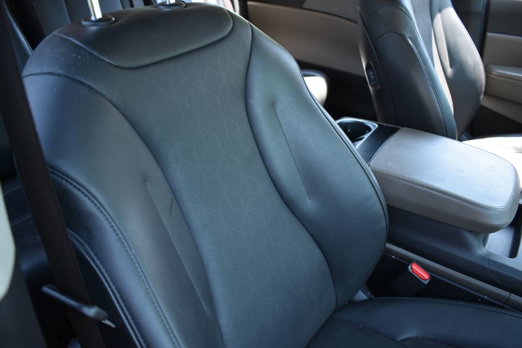 Used 2025 Kia Carnival FWD image 24