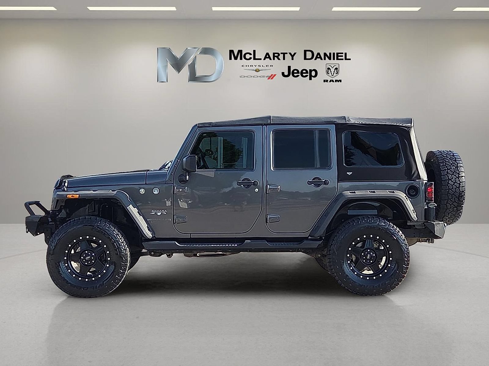 Used 2017 Jeep Wrangler Unlimited Sahara w/ Connectivity Group AWD/4WD image 3