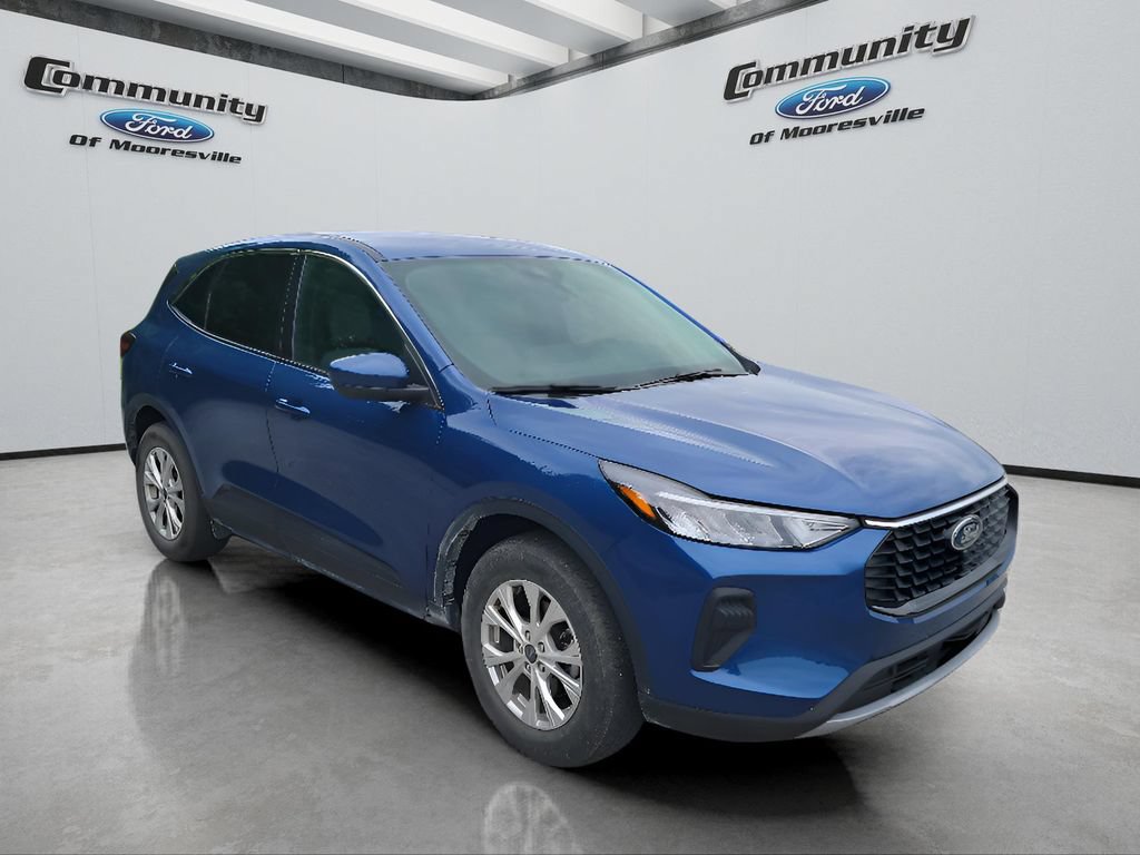 Used 2023 Ford Escape Active w/ Tech Pack #2 AWD/4WD image 3