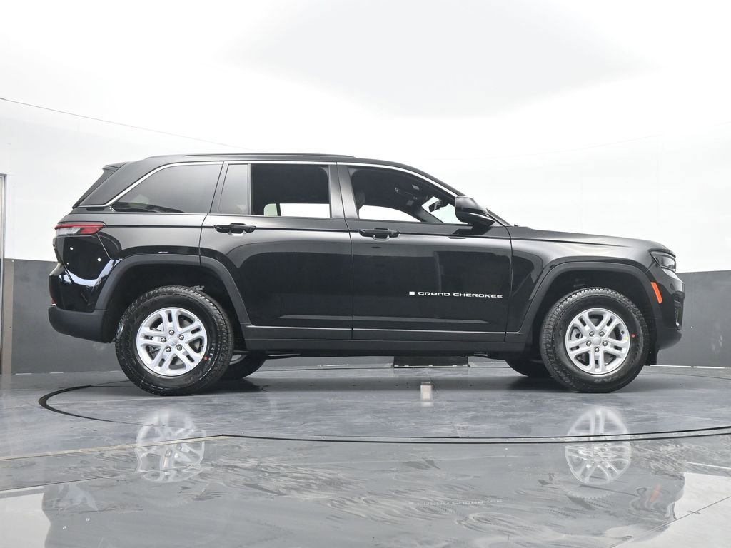 Used 2025 Jeep Grand Cherokee Laredo AWD/4WD image 55