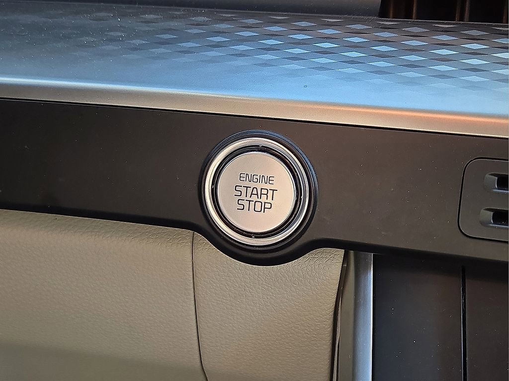 Used 2024 Kia Carnival LX image 30