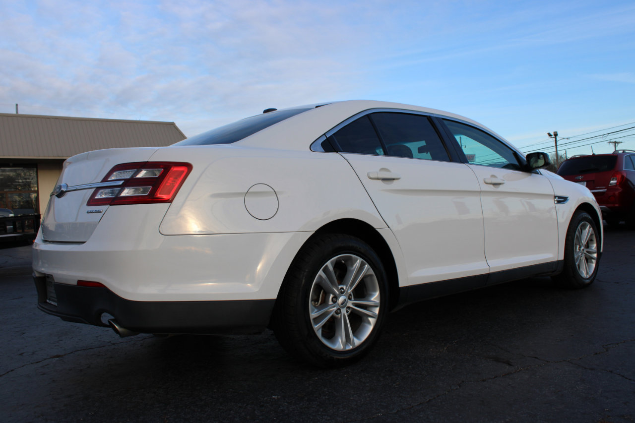 Used 2017 Ford Taurus SE image 4