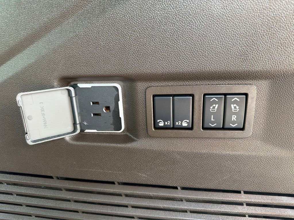 Used 2024 Chevrolet Tahoe Z71 w/ Luxury Package image 52