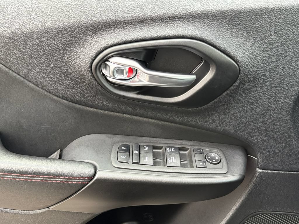 Used 2022 Jeep Cherokee Trailhawk AWD/4WD image 11