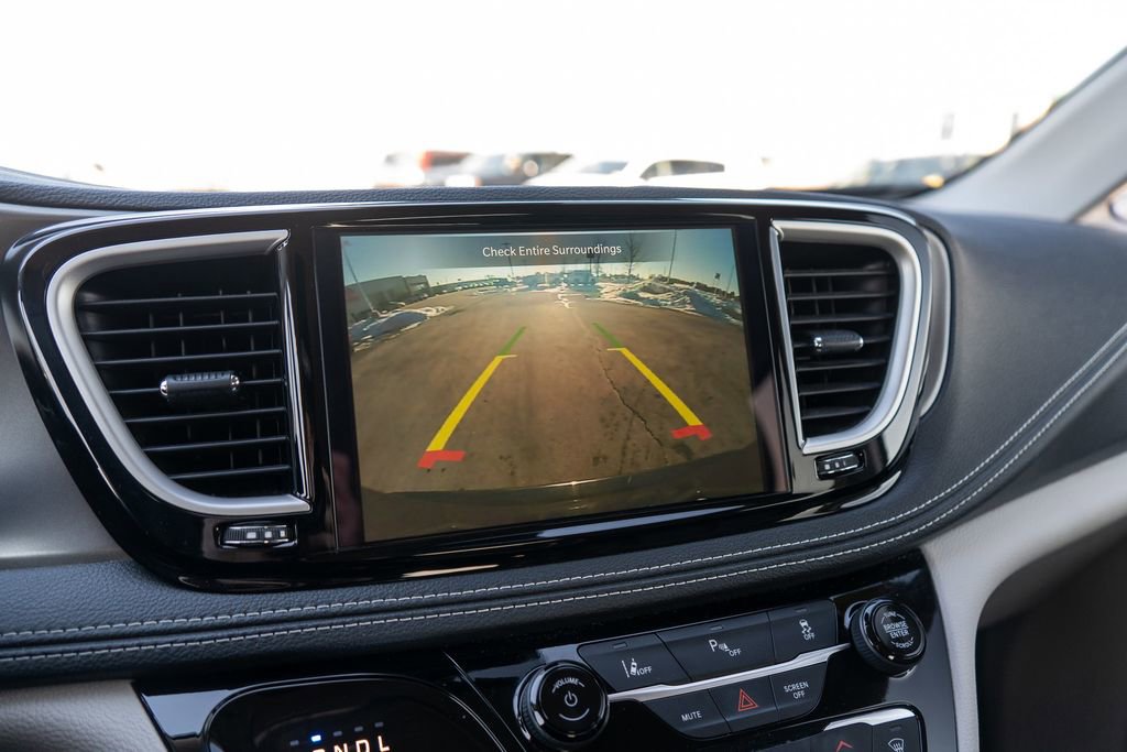 Used 2024 Chrysler Pacifica Select image 31