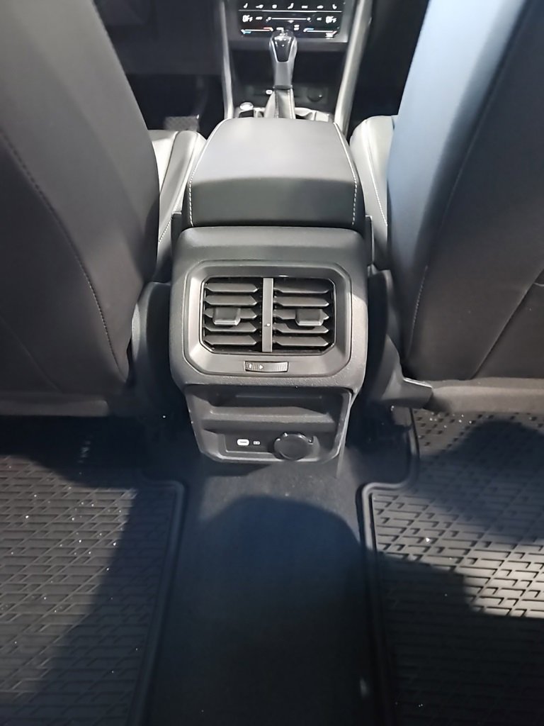 Used 2022 Volkswagen Tiguan SE image 18