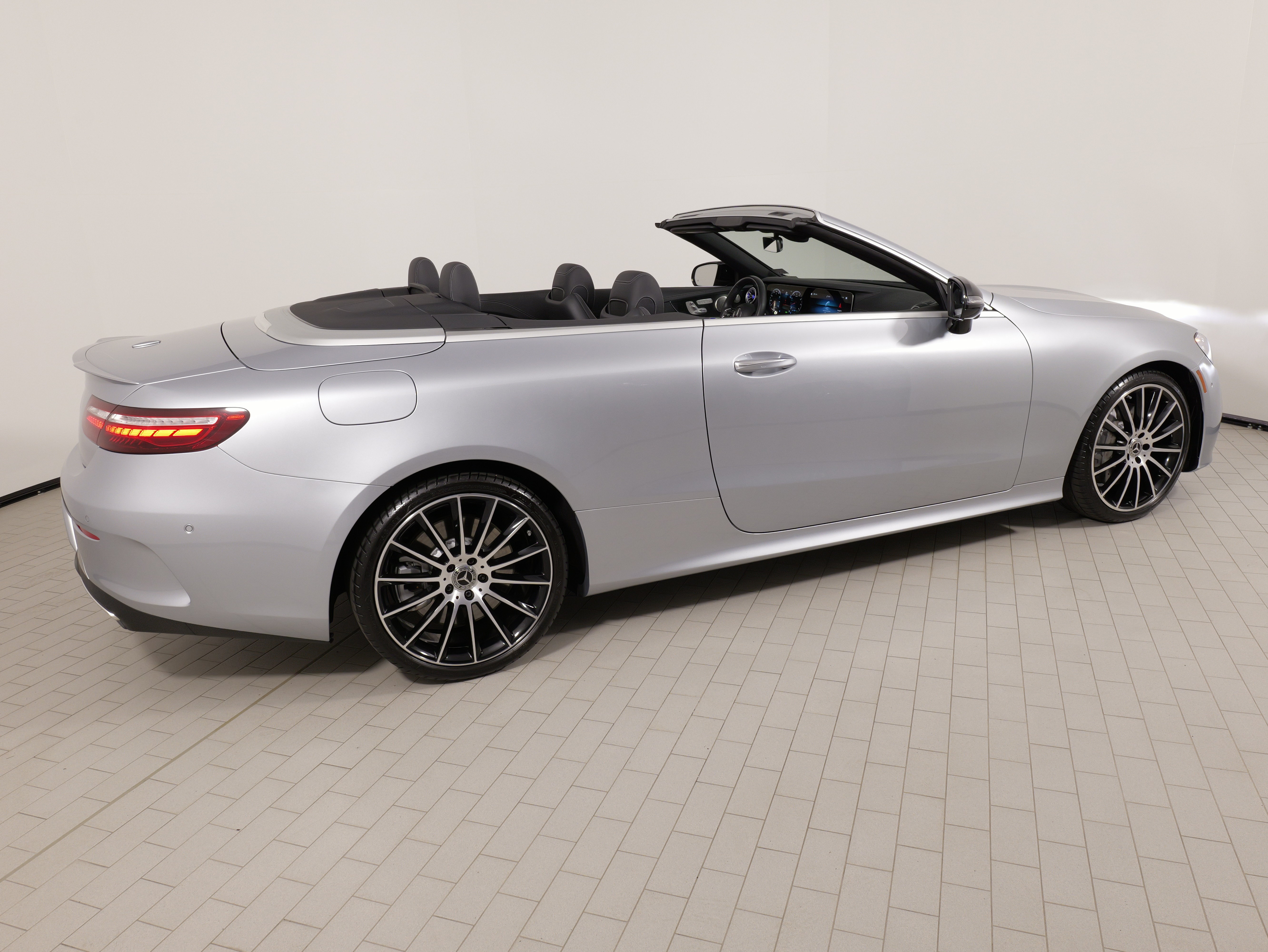 Used 2023 Mercedes-Benz E 450 Cabriolet image 12