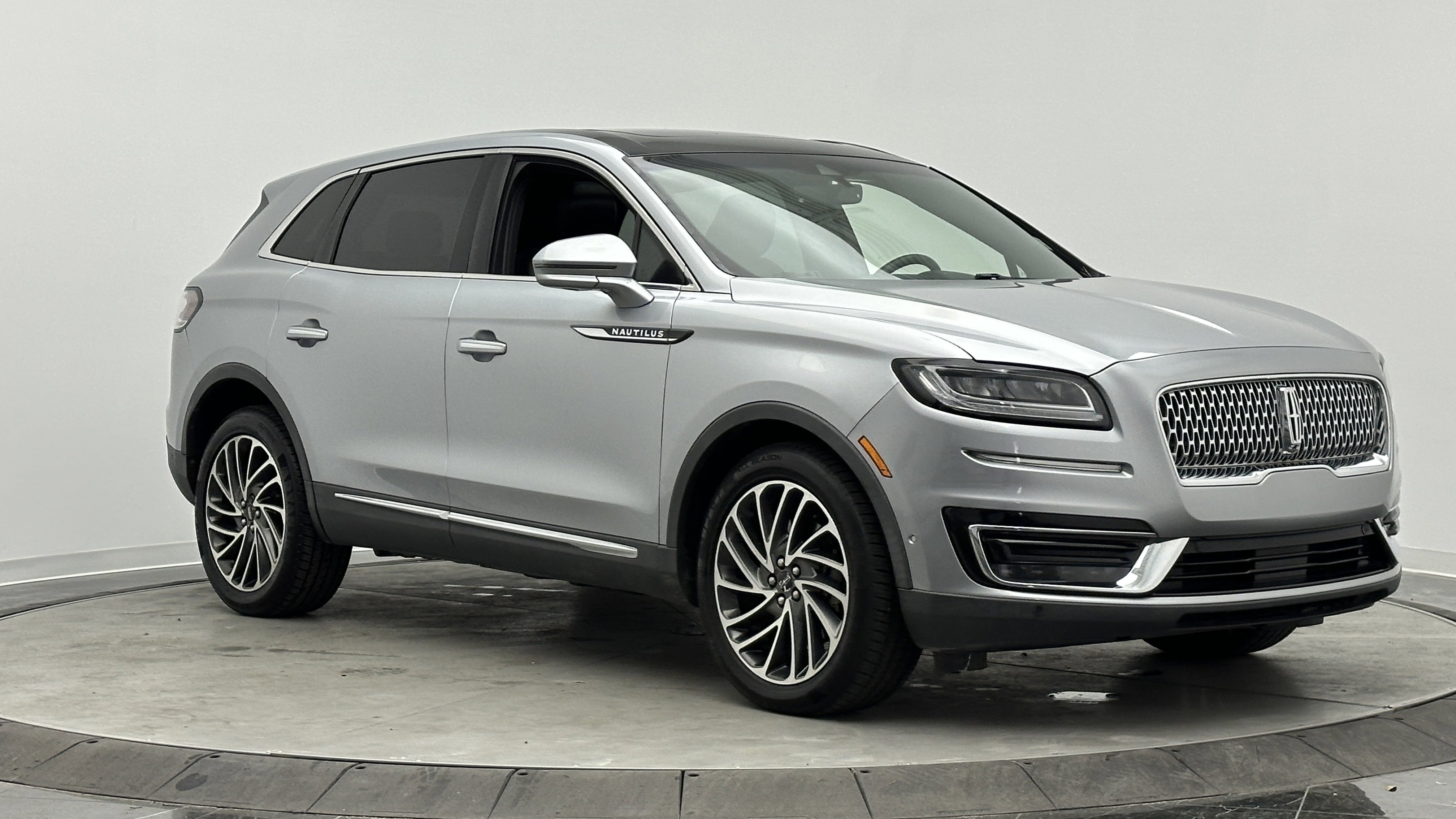 Used 2020 Lincoln Nautilus Reserve w/ Equipment Group 201A image 3