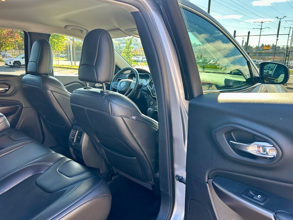 Used 2019 Jeep Cherokee Latitude Plus w/ Cold Weather Group AWD/4WD image 13