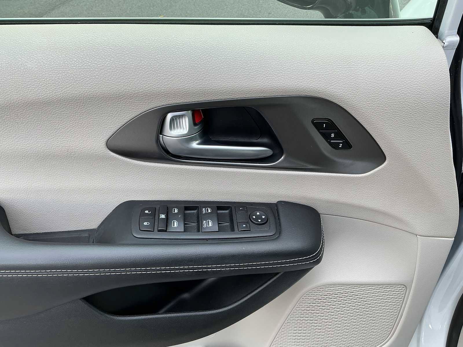 Used 2024 Chrysler Pacifica Touring-L FWD image 14
