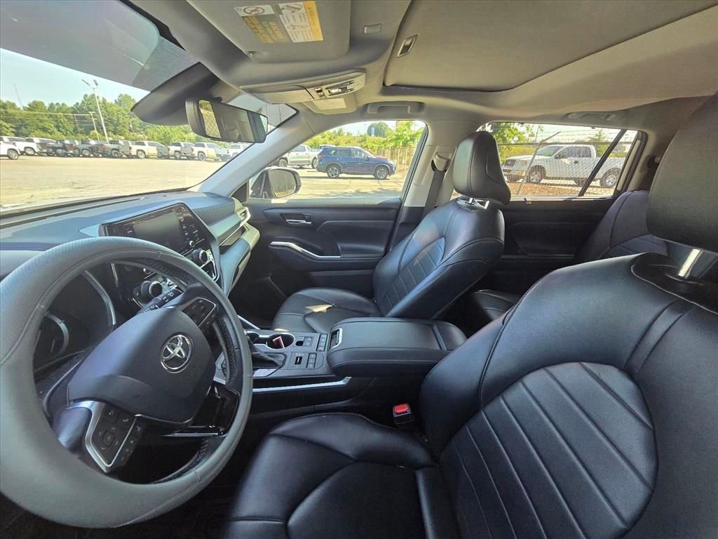 Used 2021 Toyota Highlander XLE AWD/4WD image 4