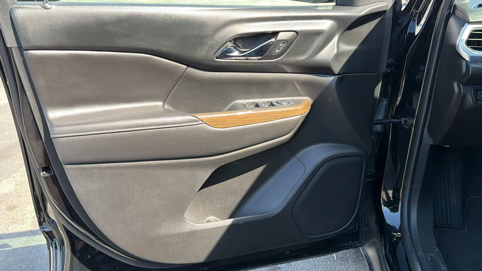 Used 2018 GMC Acadia SLE FWD image 23