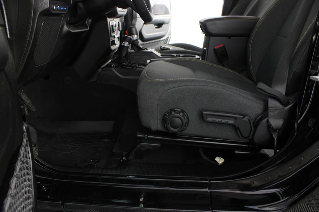 Used 2025 Jeep Wrangler Unlimited Sahara AWD/4WD image 15