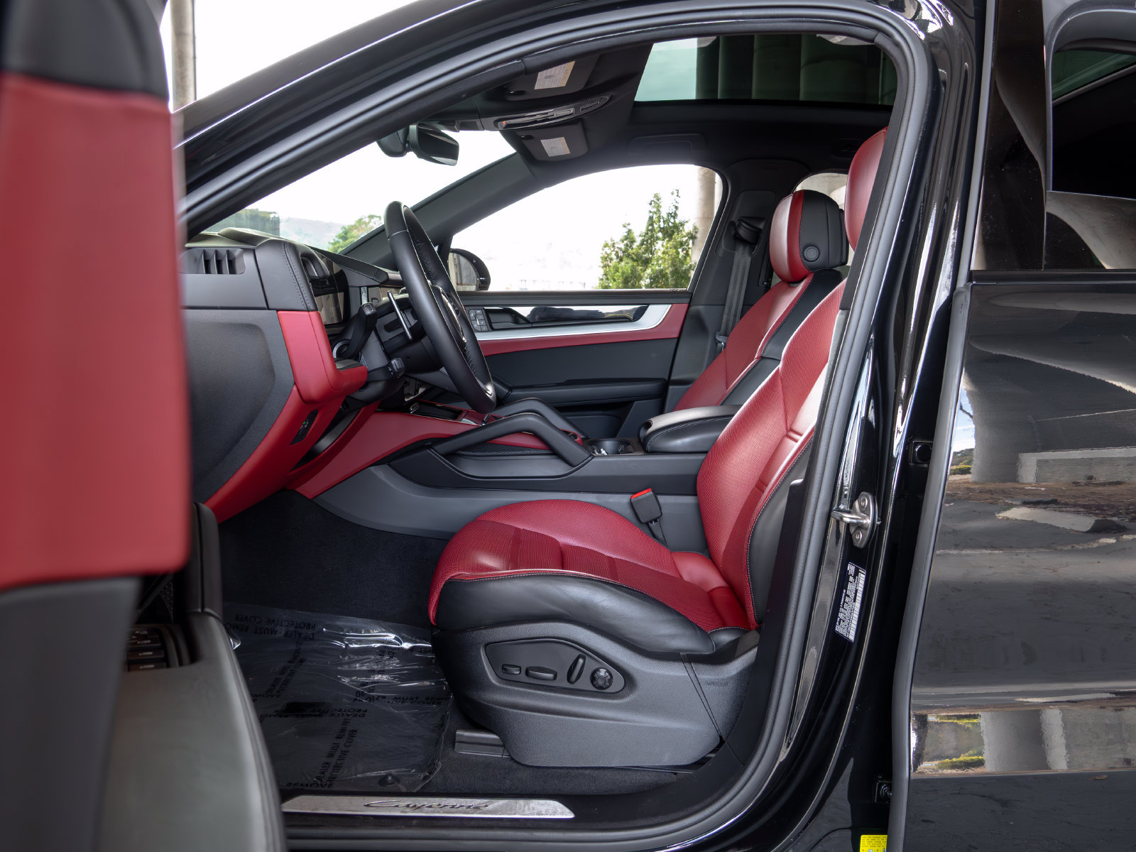 Certified 2025 Porsche Cayenne E-Hybrid Coupe w/ Premium Package Plus AWD/4WD image 26