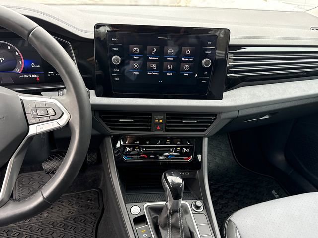 Certified 2025 Volkswagen Jetta SE w/ Sunroof Package image 21