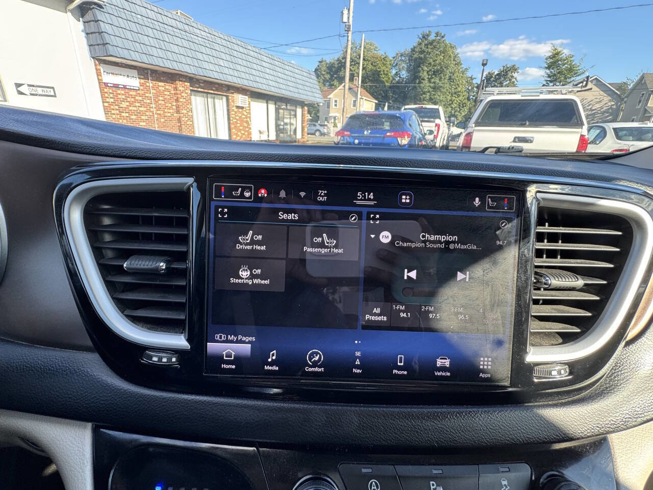 Used 2022 Chrysler Voyager LX image 70