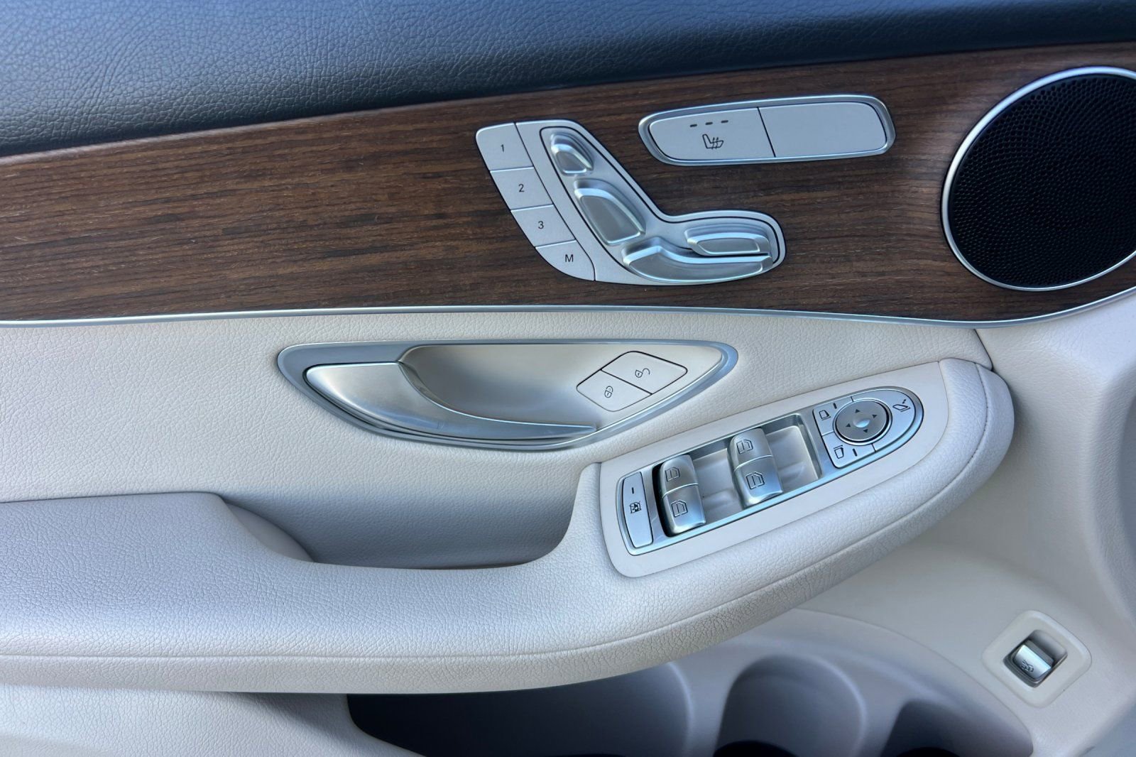 Used 2021 Mercedes-Benz GLC 300 4MATIC w/ Premium Package image 12