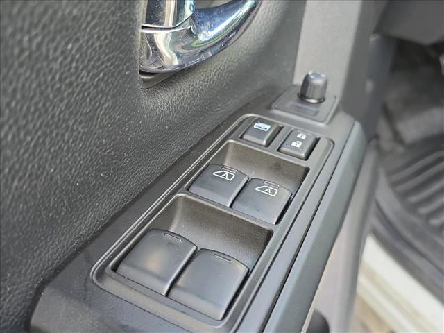 Used 2018 Nissan Titan SV w/ SV Convenience Package image 8