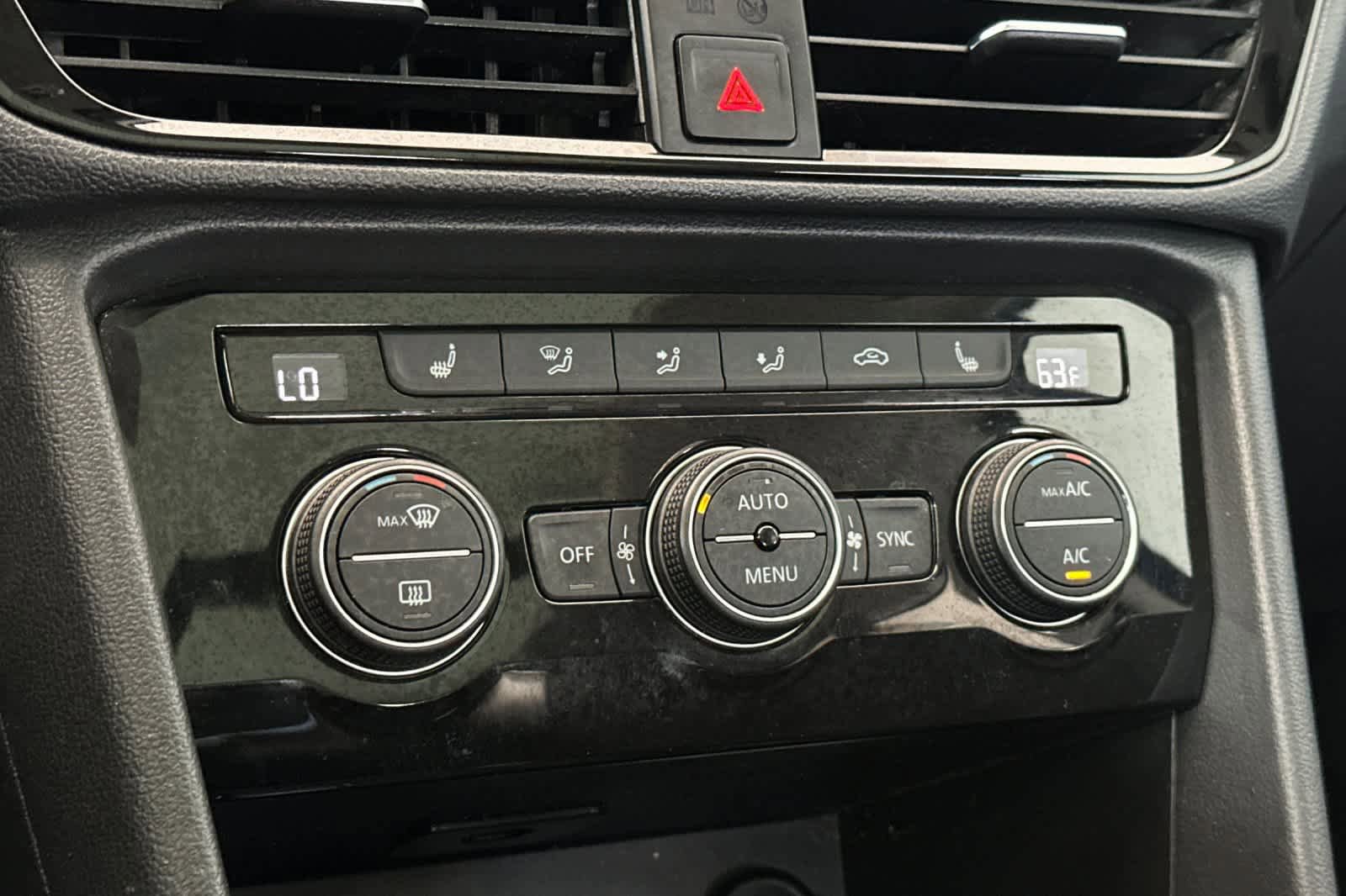 Used 2024 Volkswagen Taos SE w/ Panoramic Sunroof Package FWD image 22