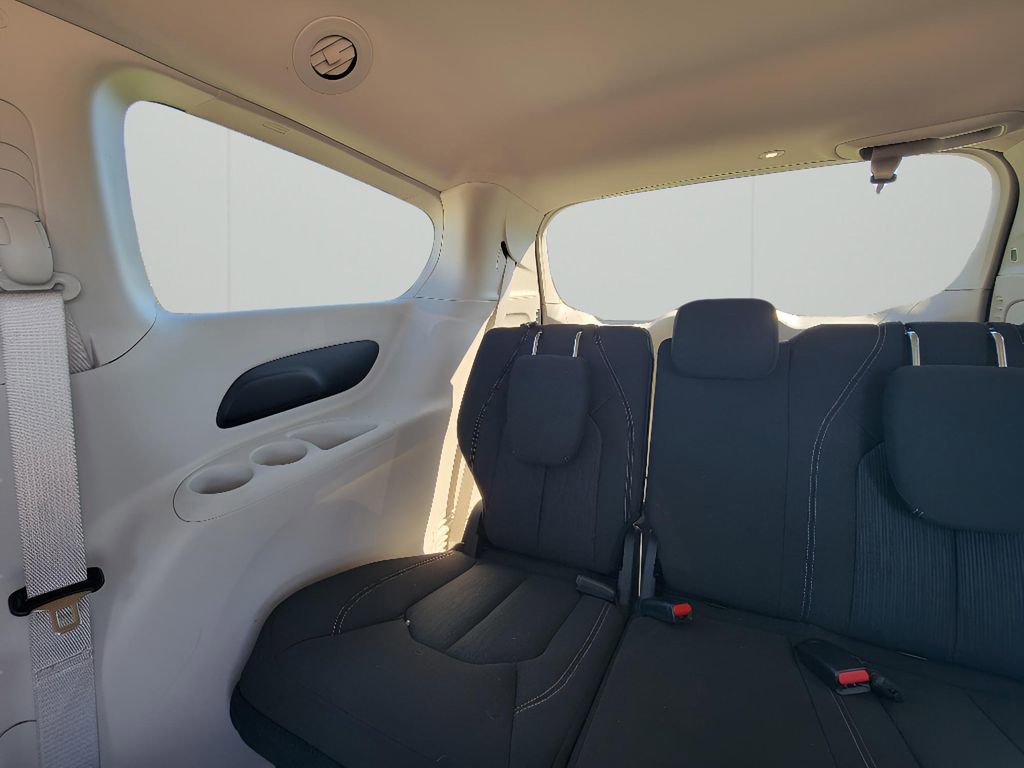 Used 2023 Chrysler Voyager LX image 28