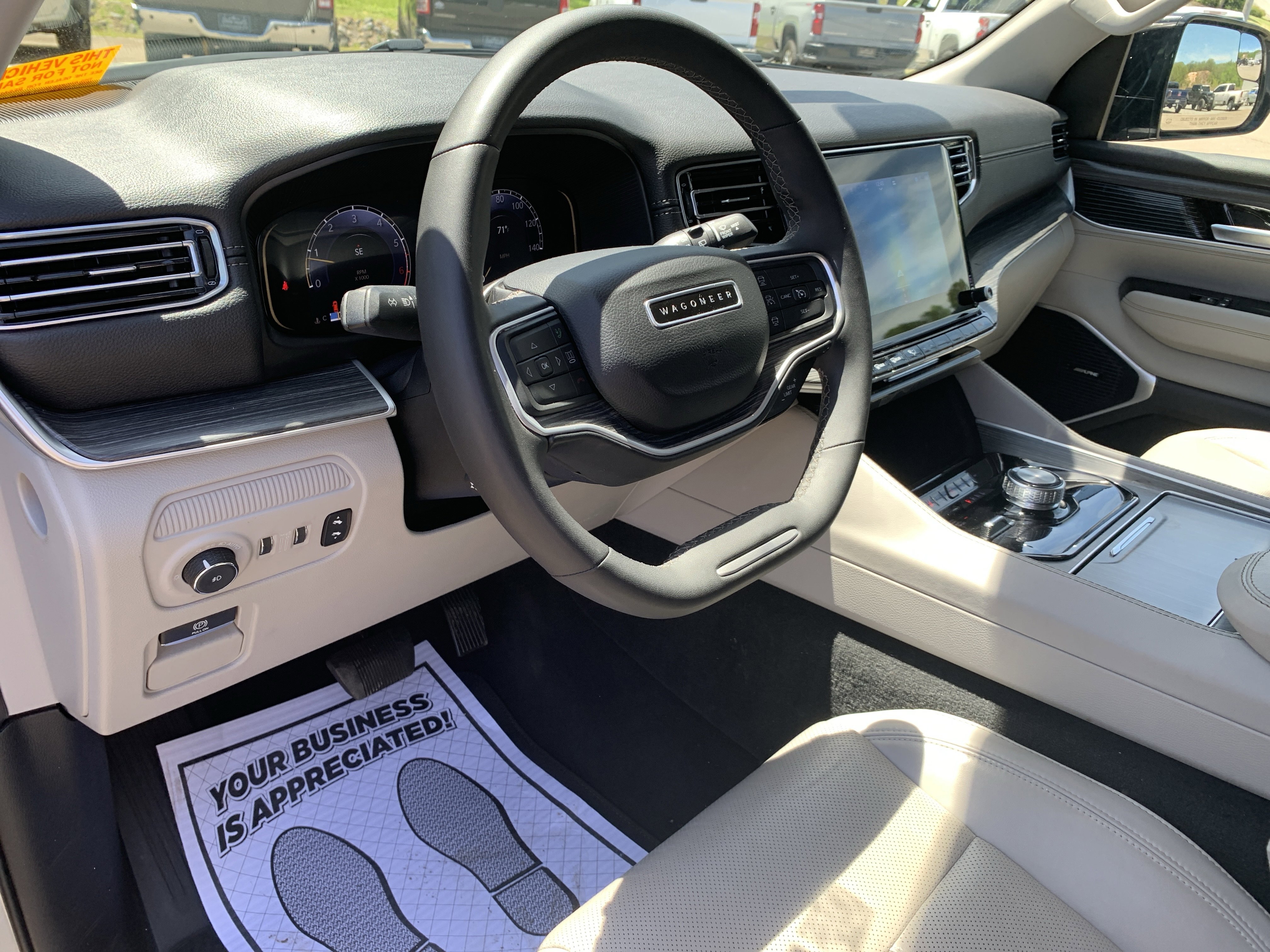 Used 2024 Jeep Wagoneer L Series II w/ Flexible Seating Group AWD/4WD image 17