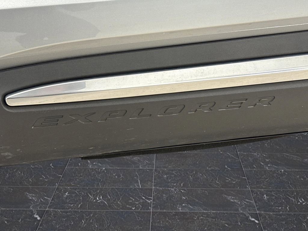 Used 2023 Ford Explorer Platinum w/ Class IV Trailer Tow Package image 39