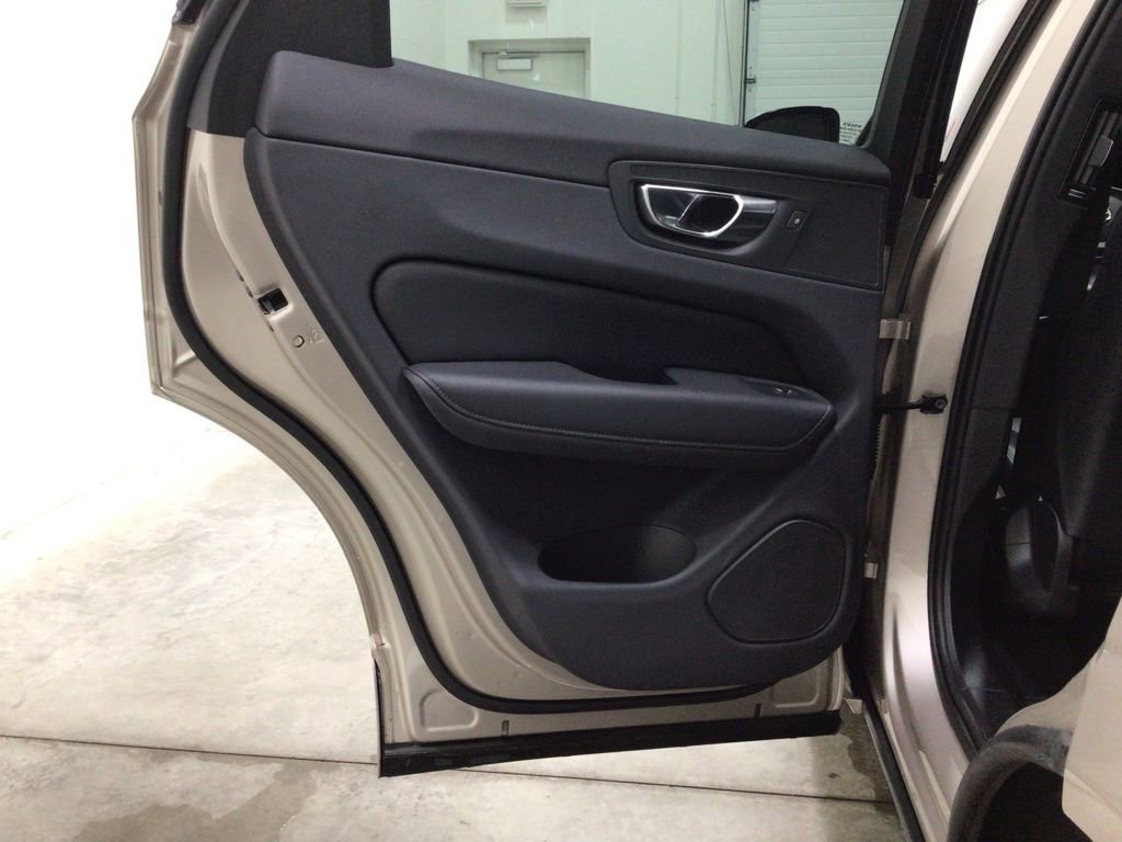 Used 2025 Volvo XC60 B5 Core image 19