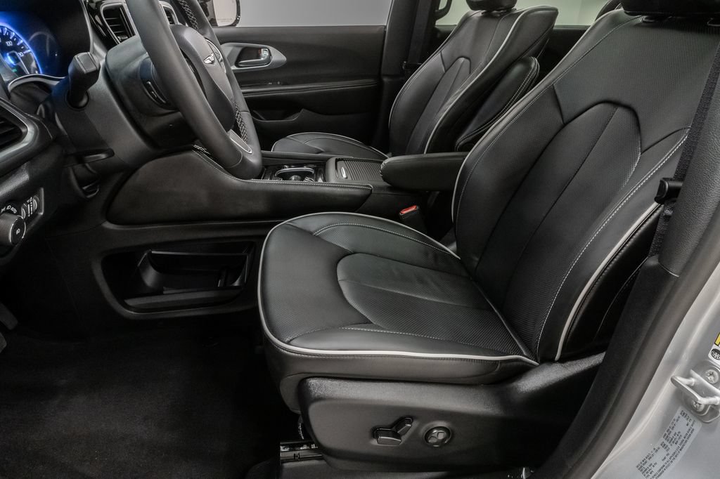 New 2026 Chrysler Pacifica Limited w/ Uconnect Theater Family Group FWD image 12