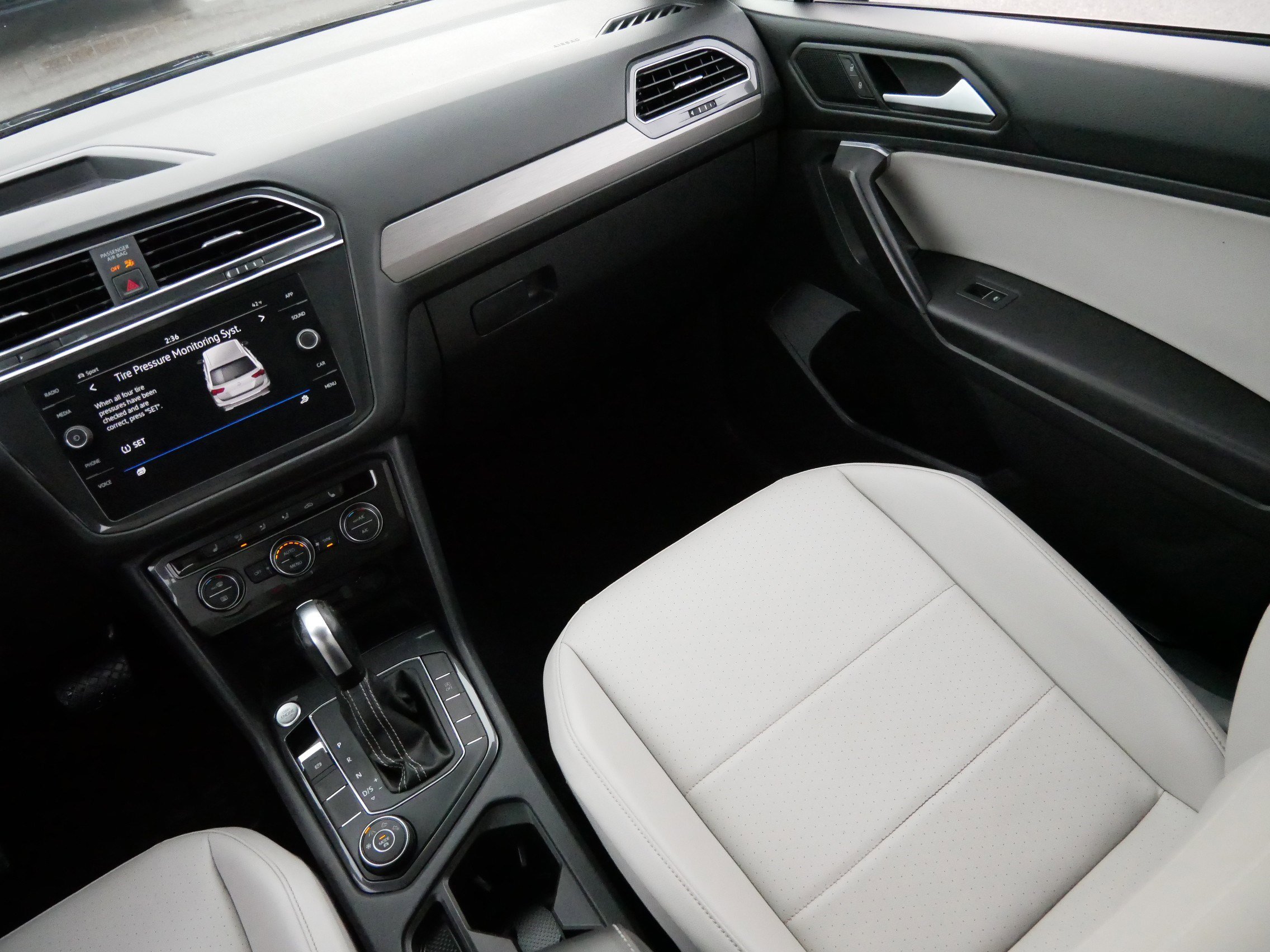 Used 2021 Volkswagen Tiguan SE w/ Panoramic Sunroof Package image 11