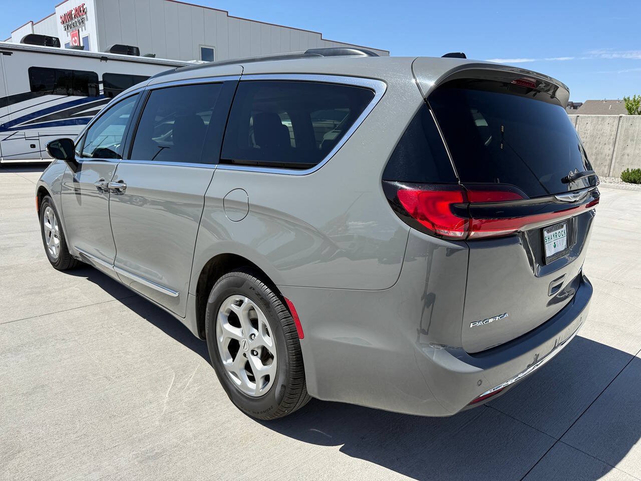 Used 2023 Chrysler Pacifica Limited FWD image 5