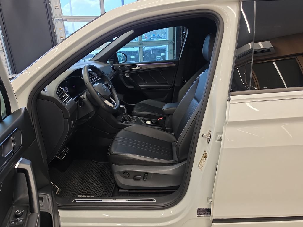 Used 2024 Volkswagen Tiguan SE R-Line w/ MDO Package, Three-Row FWD image 14