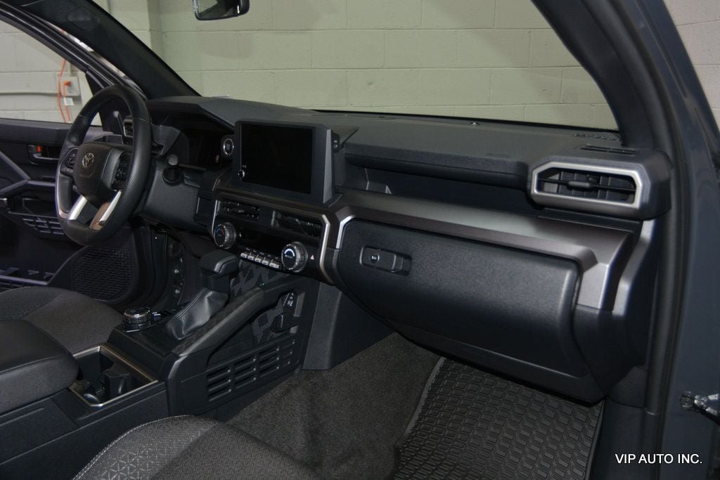 Used 2025 Toyota 4Runner SR5 AWD/4WD image 16
