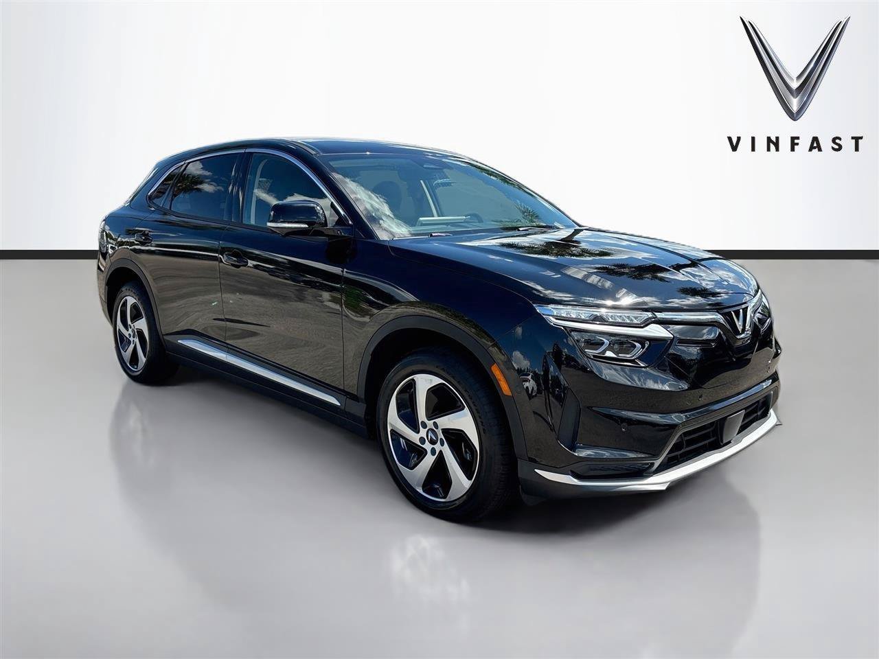 New 2027 VinFast VF 8 Eco AWD/4WD image 1