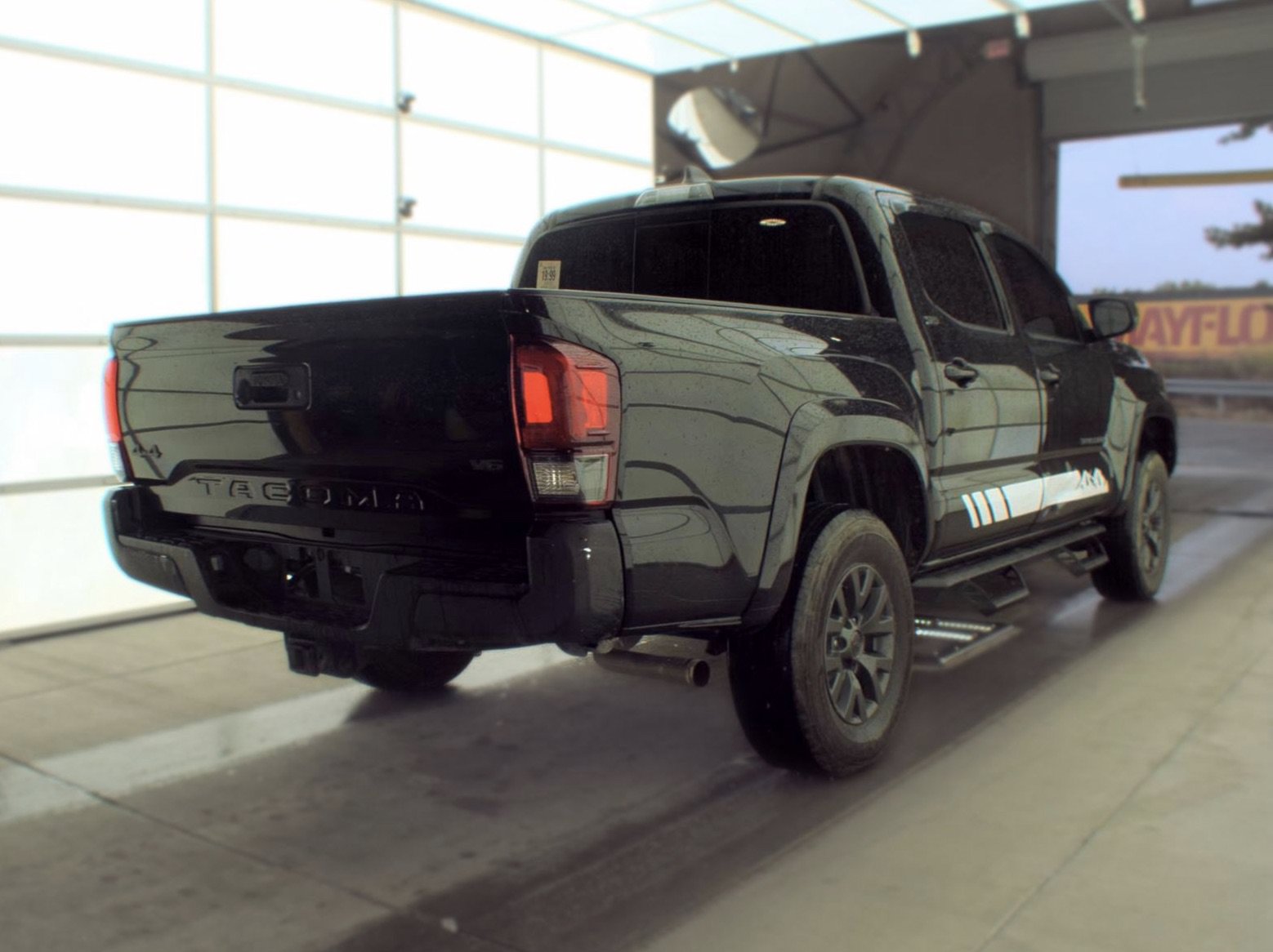 Used 2020 Toyota Tacoma SR5 AWD/4WD image 4