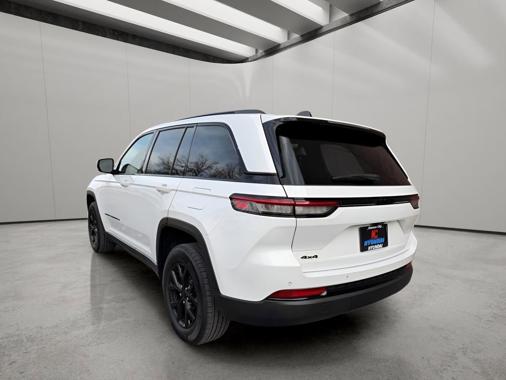 Used 2024 Jeep Grand Cherokee Altitude image 3