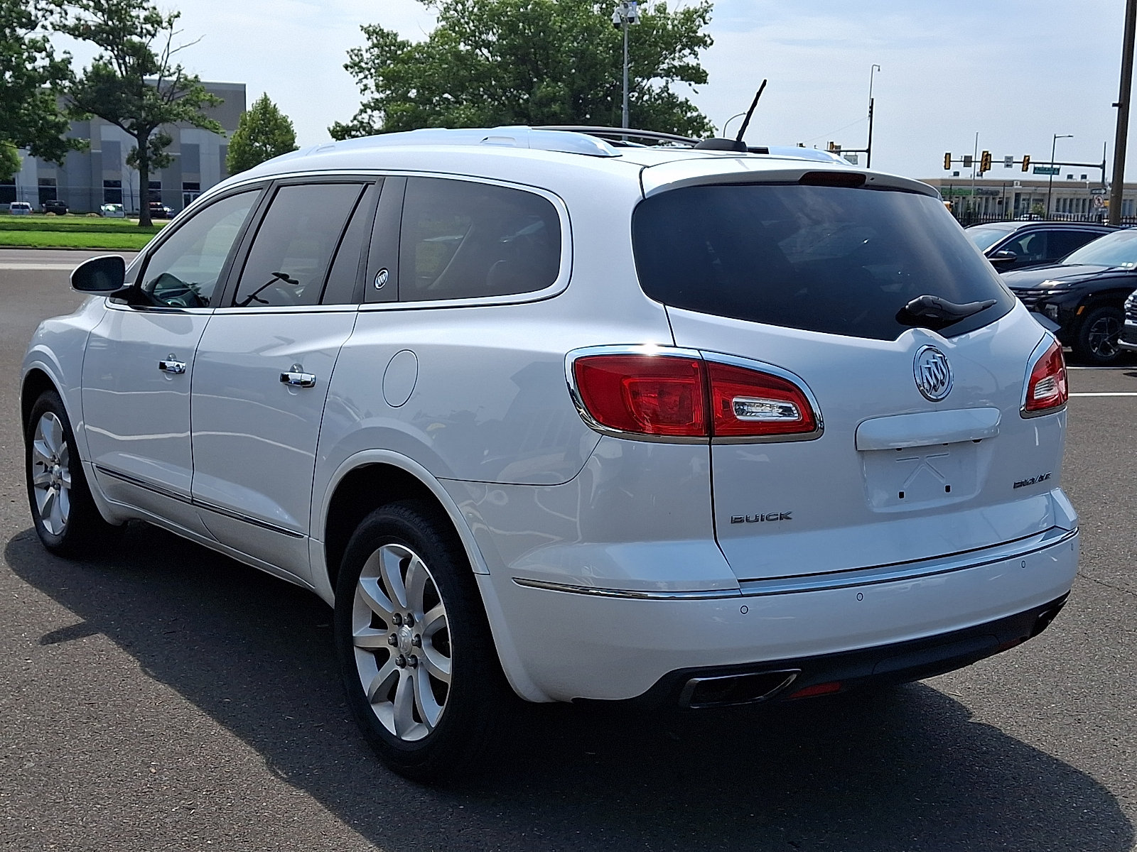 Used 2017 Buick Enclave Premium w/ Experience Buick Package FWD image 4