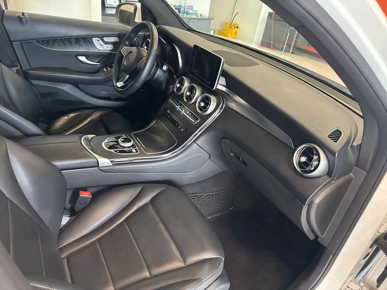 Used 2018 Mercedes-Benz GLC 300 4MATIC w/ Premium Package image 21