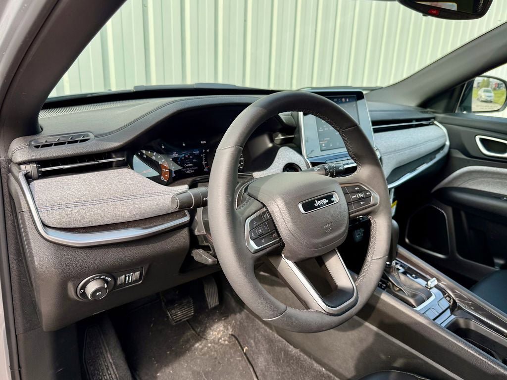 Used 2025 Jeep Compass Latitude AWD/4WD image 10