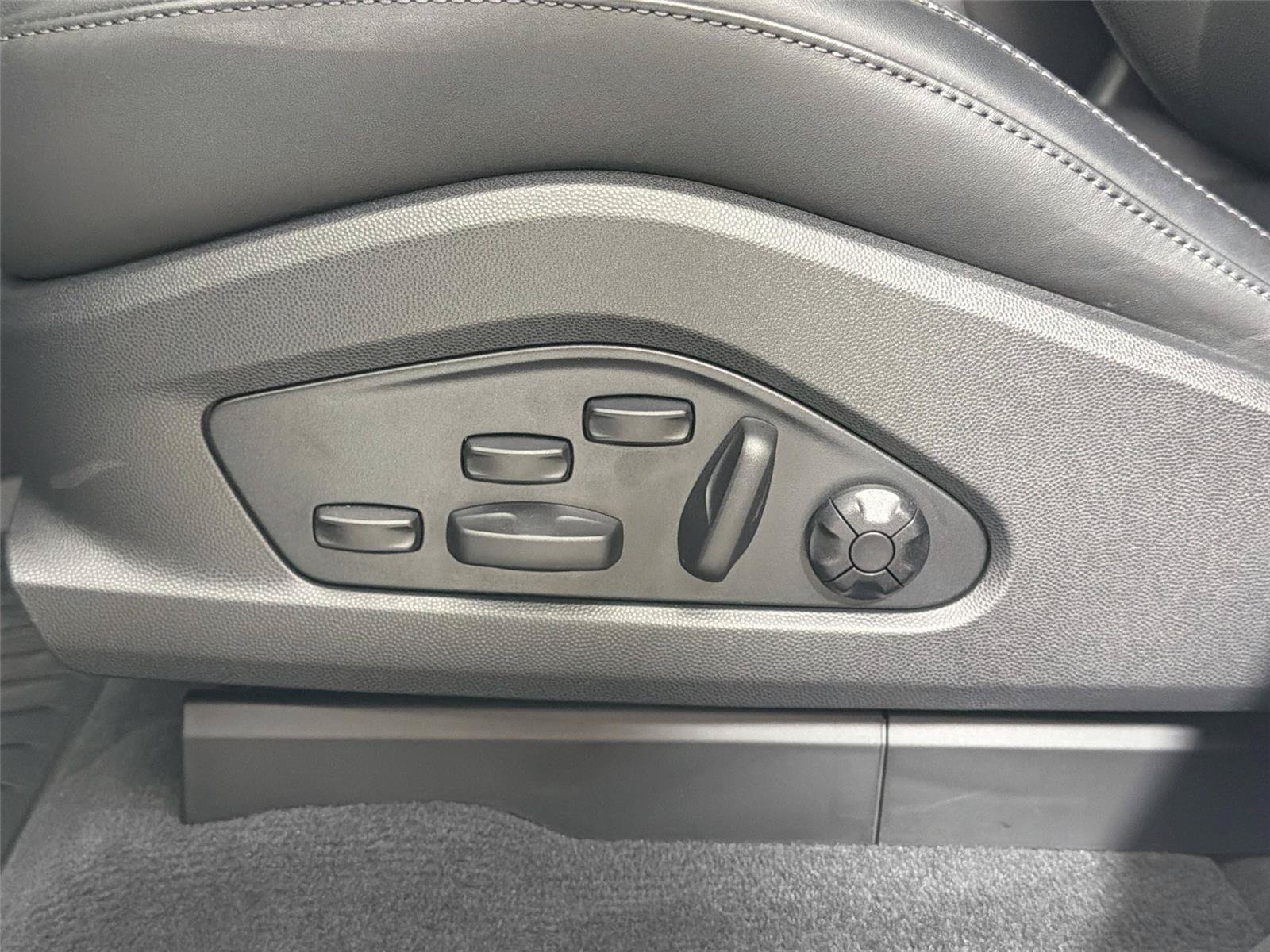 Certified 2025 Porsche Macan Electric RWD image 32