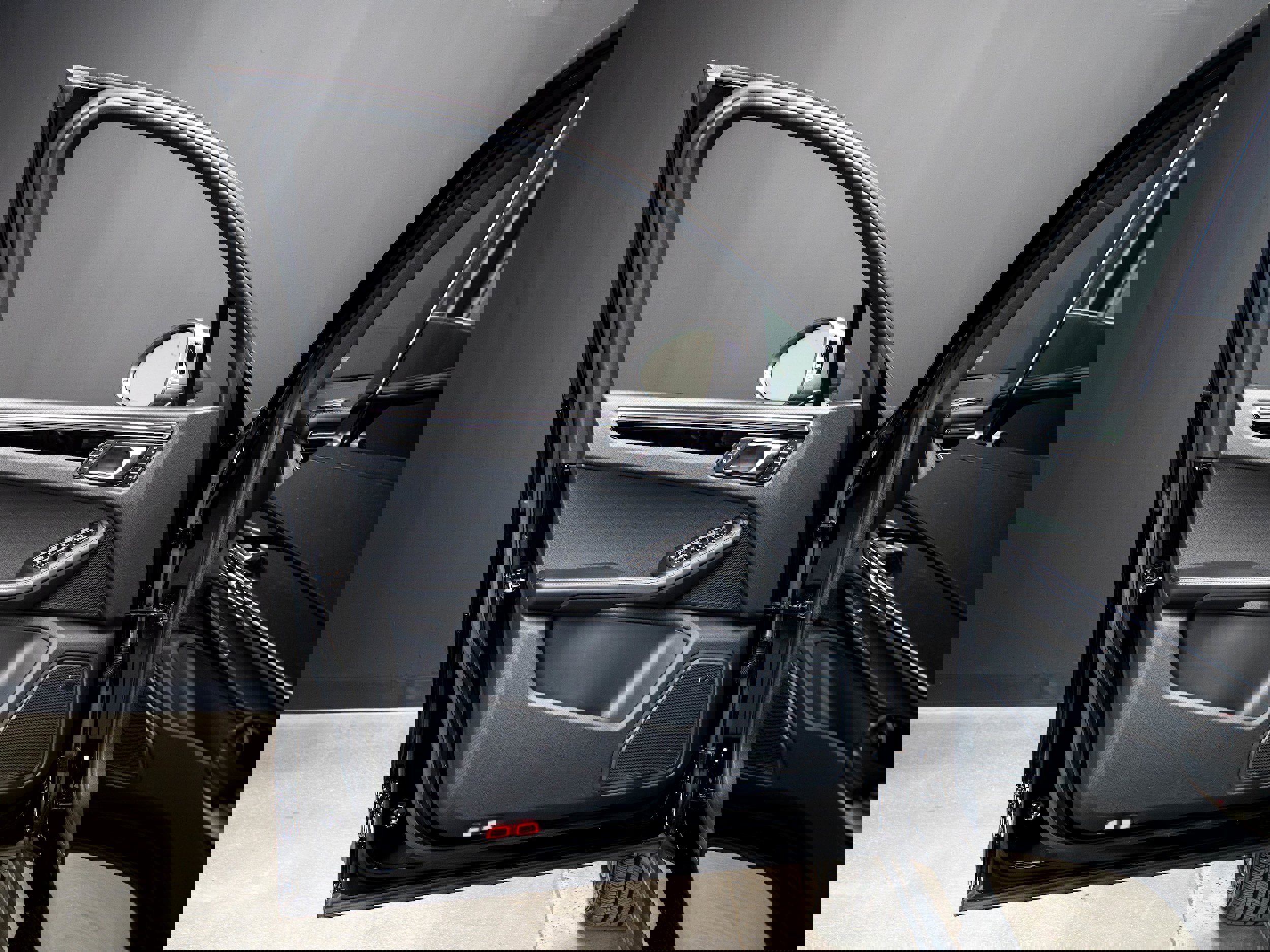 Certified 2025 Porsche Macan Turbo image 34