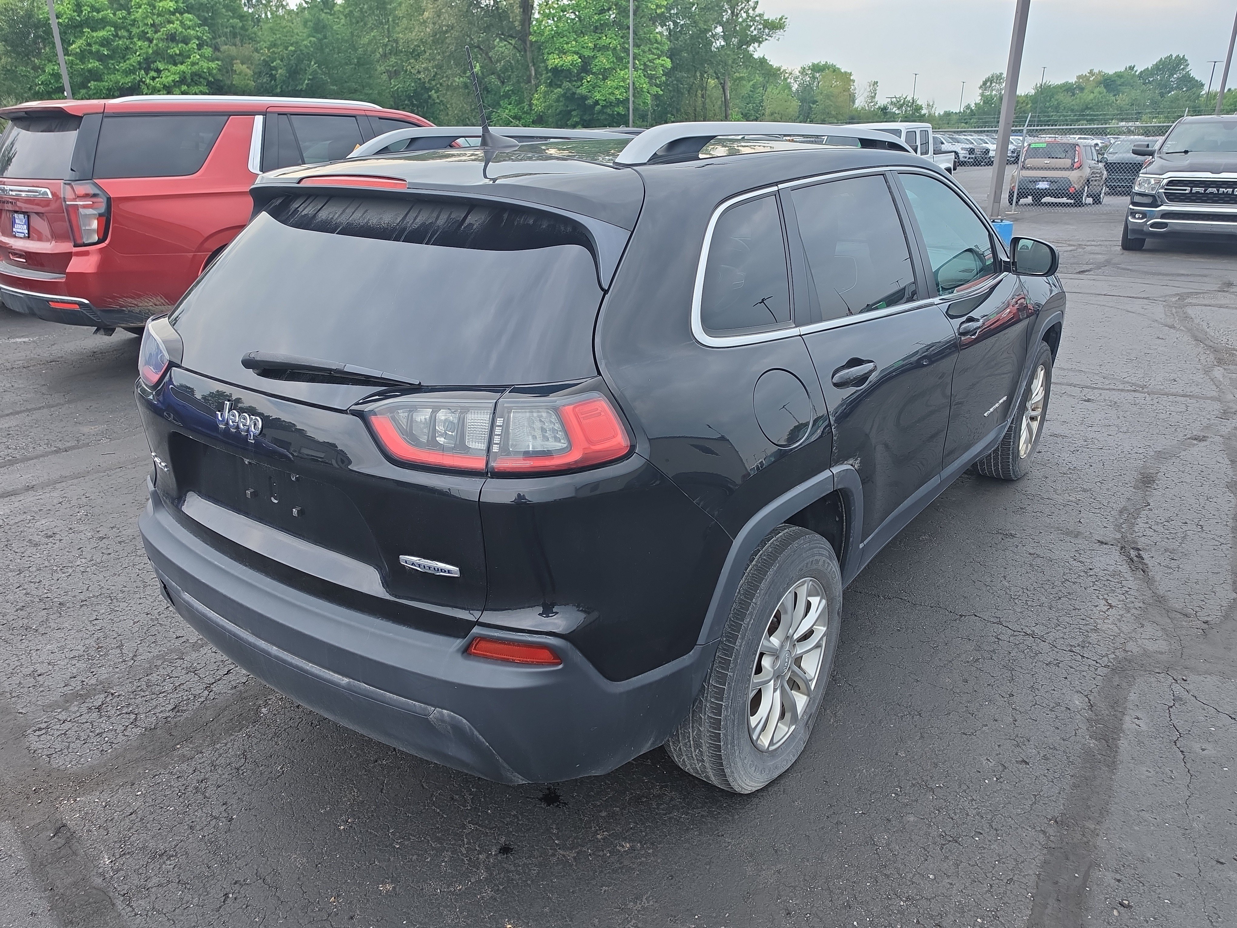 Used 2019 Jeep Cherokee Latitude w/ Popular Appearance Group AWD/4WD image 3