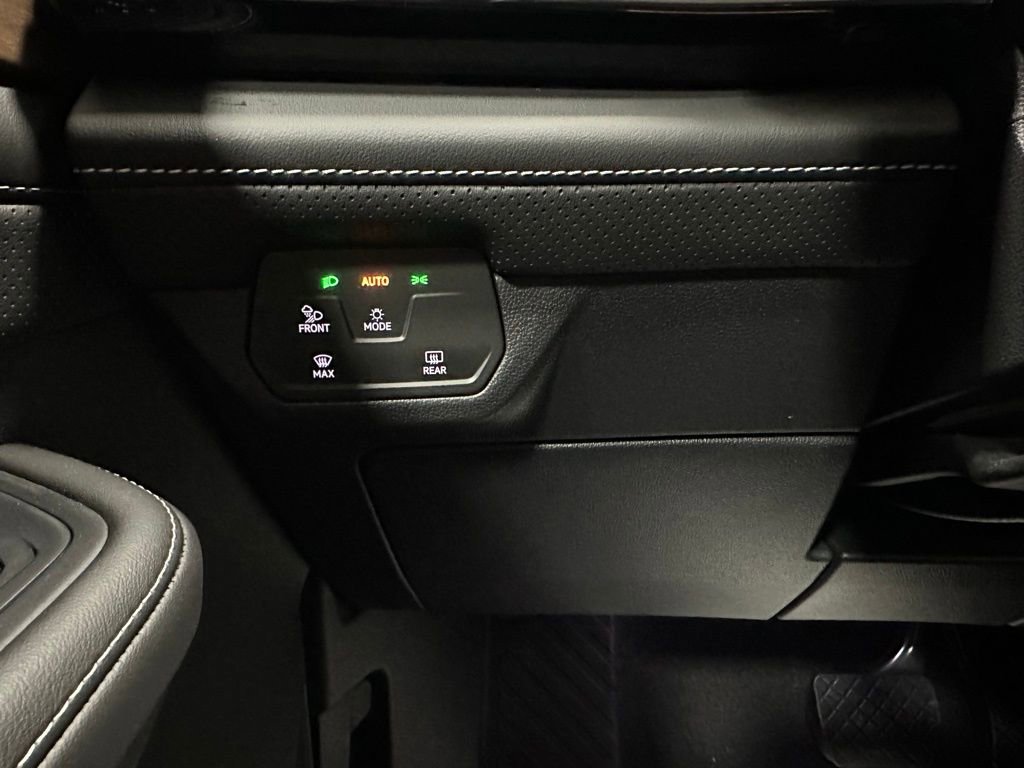 Used 2025 Volkswagen Atlas SE image 17