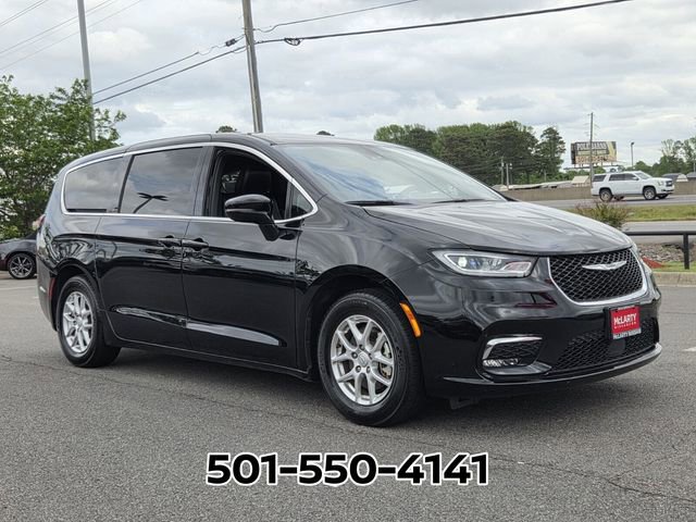 Used 2025 Chrysler Pacifica Select image 4