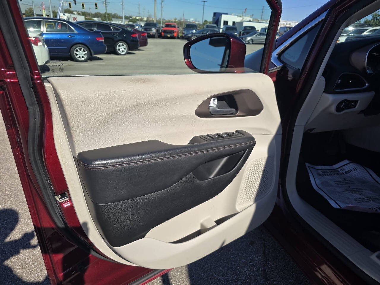 Used 2017 Chrysler Pacifica Touring-L w/ Tire & Wheel Group FWD image 11
