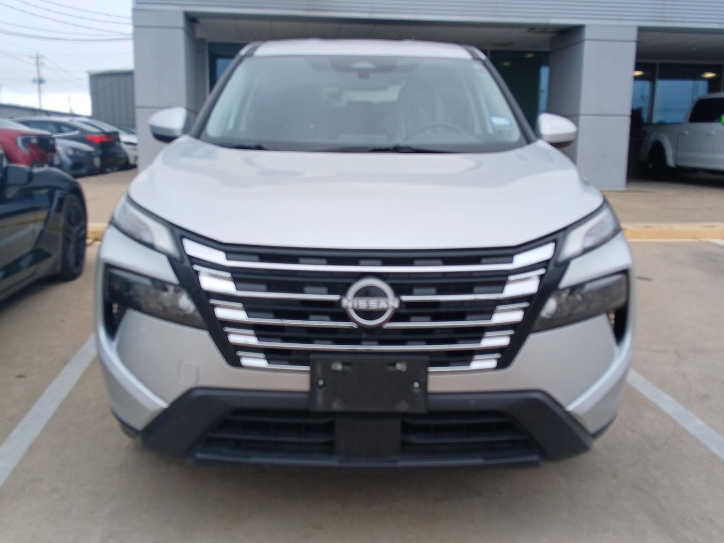 Used 2025 Nissan Rogue SV image 3