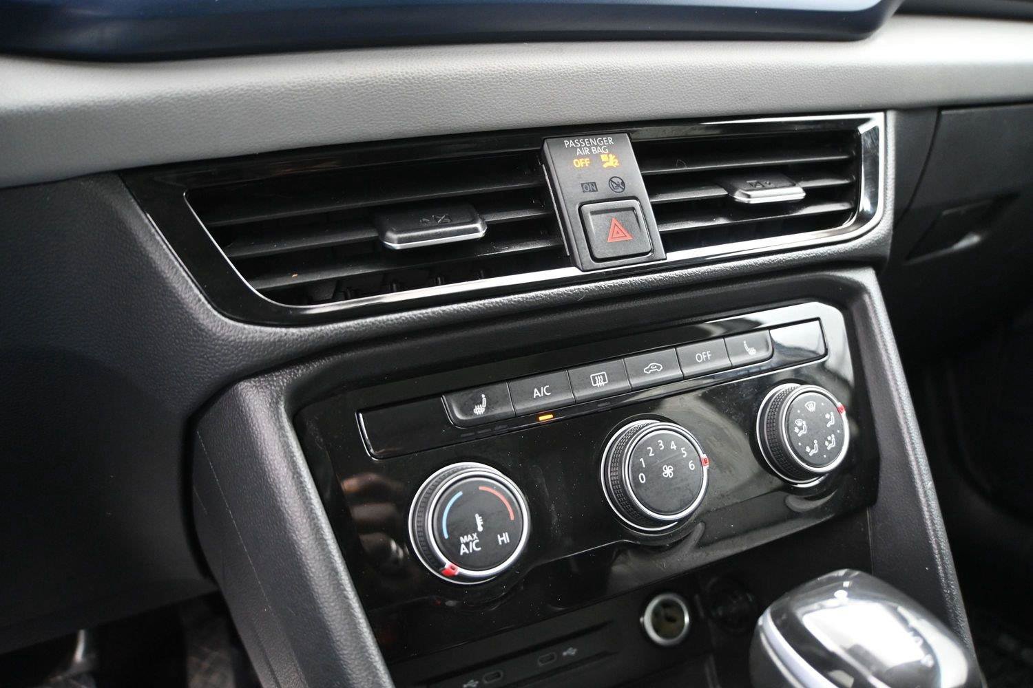 Used 2023 Volkswagen Taos SE w/ Panoramic Sunroof Package FWD image 6
