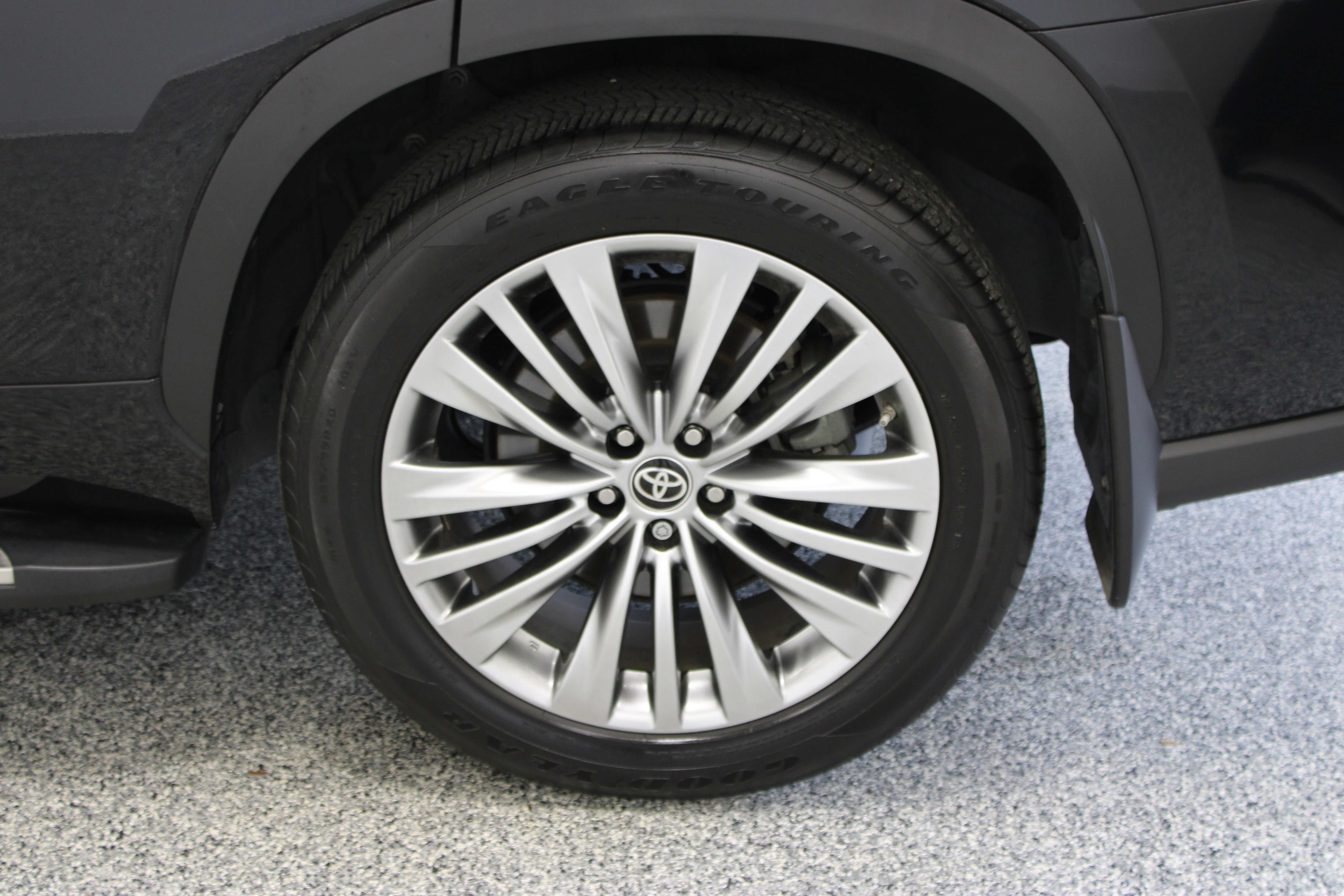 Used 2024 Toyota Highlander Platinum FWD image 10